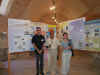 In the poster session.JPG (358392 byte)
